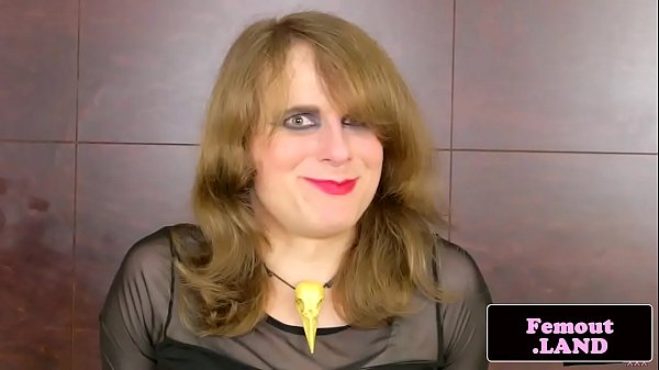 Masturbating amateur tranny tugging her cock