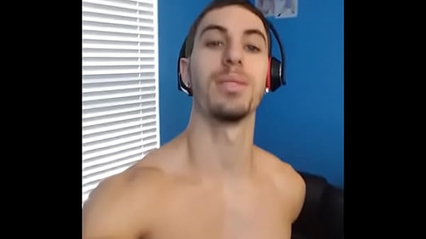 Gostoso sarado mostrando o dote  