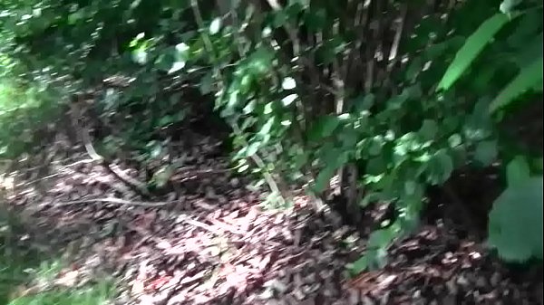 Mi metto a torso nudo e sborro veramente molto in pubblico bosco svizzero! (Versione integrale)!  