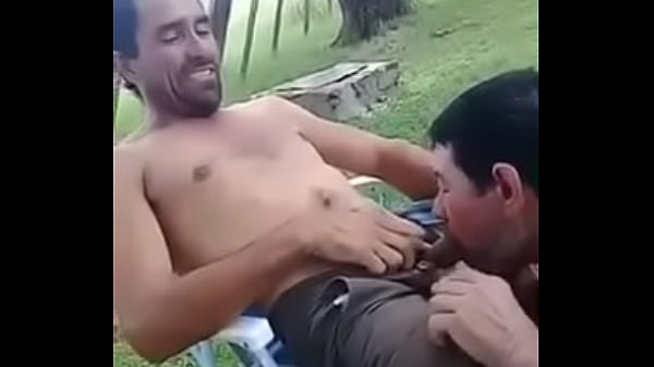 Hombres en el monte se la chupan gracioso