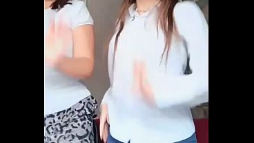 Se graba con su amiga mientras ense&ntilde;a su vagina gorda y rica