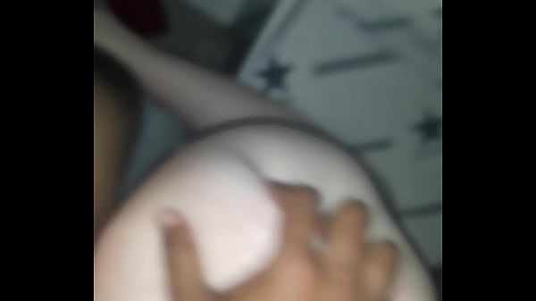 Comendo a loira gostosa de quatro dano tapa na bunda e puxando o cebelo