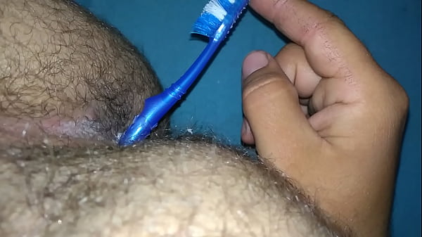 Eu gemendo enfiando no meu cu