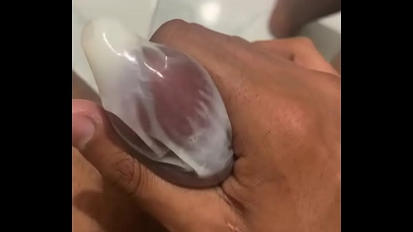 Camisinha at&eacute; as bolas e logo depois bati uma pra gozar na camisinha e deixar ela cheia