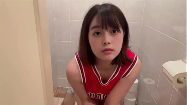 部活から帰ってきたら勉強より先にト◯レの中でくちゅくちゅオナニーする可愛い女子バスケ部。