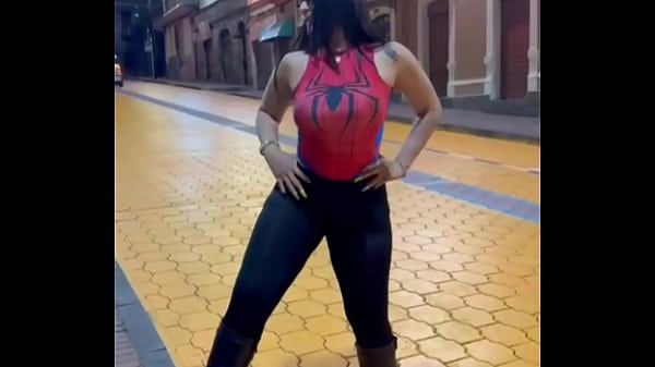 Cosplayer en la calle por la noche peligrosa de Quito