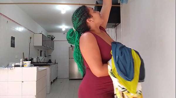 mientras mi madrastra hace los deberes del hogar yo le llego por detr&aacute;s y empiezo a acariciarle su gran culo