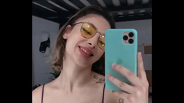 Se graba y se empieza a desnudar