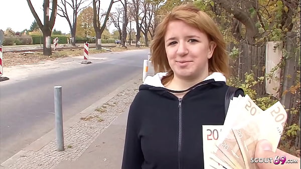 H&auml;ssliche und ungefickte deutsche Studentin von alten Typen abgeschleppt  