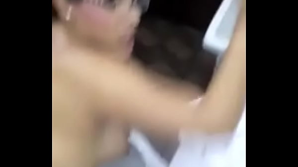 Rica madura culiando en el ba&ntilde;o gime rico