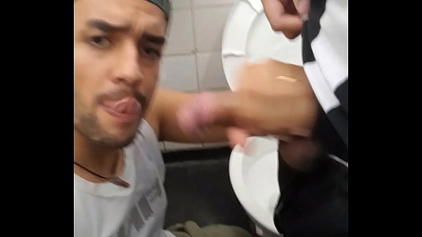 ENCONTREI ESSE TORCEDOR ROLUDO NO BANHEIRO E DEI UM BOM TRATO NA PICA DELE.  