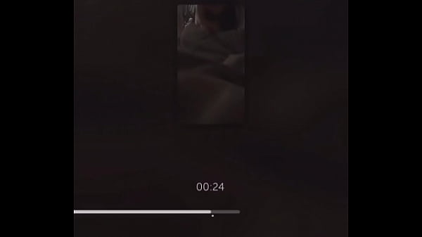 Pendejo ense&ntilde;a las tetas de su mujer