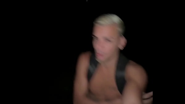 Novinho acha um negao dotado no mato e leva leitada na cara 