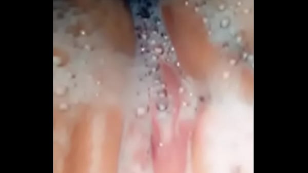 Hermosa joven ba&ntilde;&aacute;ndose