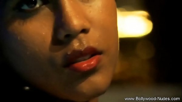 Babe From Exotic India In Water 