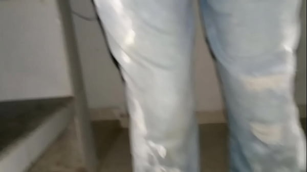 Pa&ntilde;al orinado con pantalones jeans y m&uacute;ltiples orgasmos  