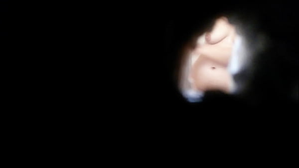 Empleada ba&ntilde;andose y siendo espiada