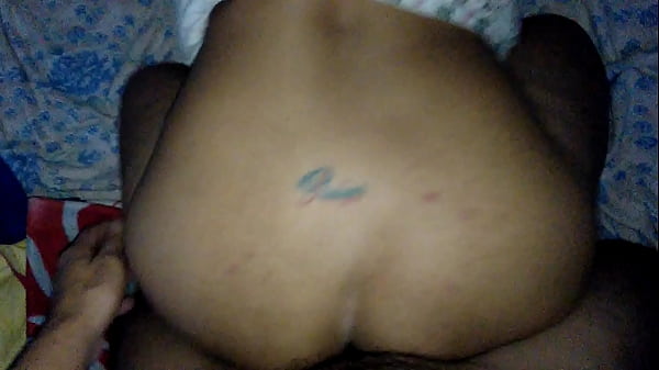 Putinha mostra como rebolar no pau