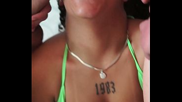 Brenda Black chupando com  tes&atilde;o o pau de dois machos