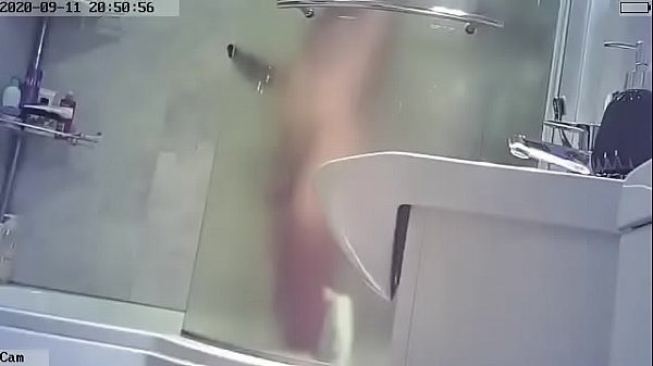 braciszek przed prysznicem  