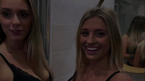 Trois chattes humides dans un trio lesbien avec Pam, MissAlice et Anita