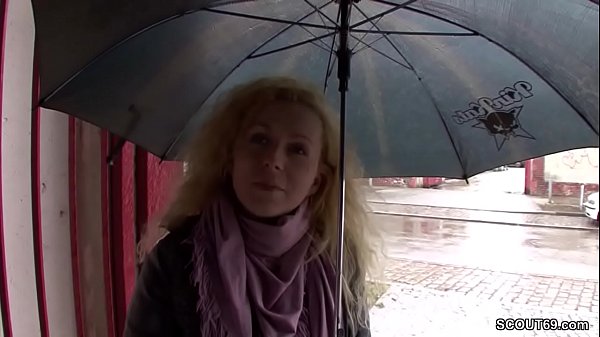 Teeny auf der Strasse angesprochen und fuer Geld gefickt