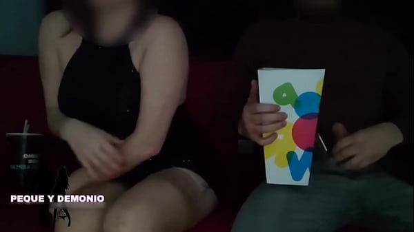 MANOSEADA POR UN DESCONOCIDO EN EL CINE...ME MOJ&Oacute; EL CO&Ntilde;O Y ME DEJ&Eacute; MASTURBAR EN P&Uacute;BLICO.