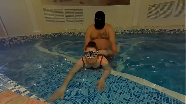 Секс со зрелой мамкой в бассейне