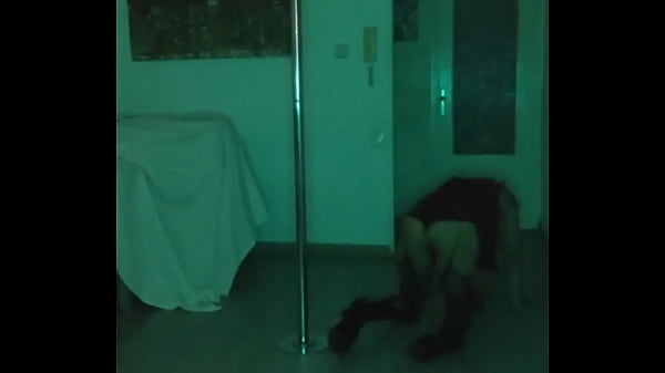 Amateur opens the bar, dances and strips naked while people watch her  