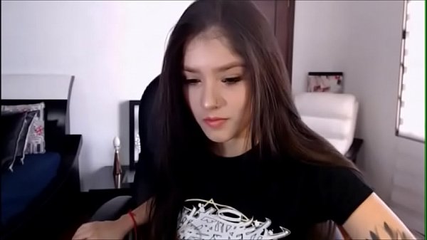 pretty woman show her tits in camslut