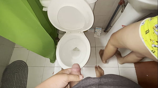 El hermoso culo de mi hermanastra mientras se cepilla los dientes se exita mientras la orino y termino follandola rico