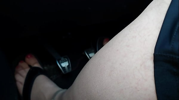 Nylonf&uuml;sse und Flip Flops im Auto  