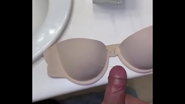 Le rob&oacute; el Brasier a mi vecina para masturbarme y llenarlo de leche. 