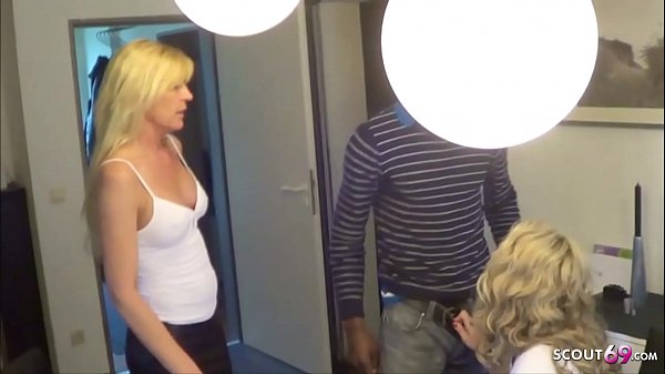 2 deutsche Hausfrauen treiben es mit dem Amazon Paketboten aus Afrika