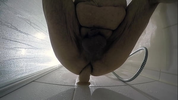 Fetter Kerl fickt sich selber mit Dildo in der Dusche
