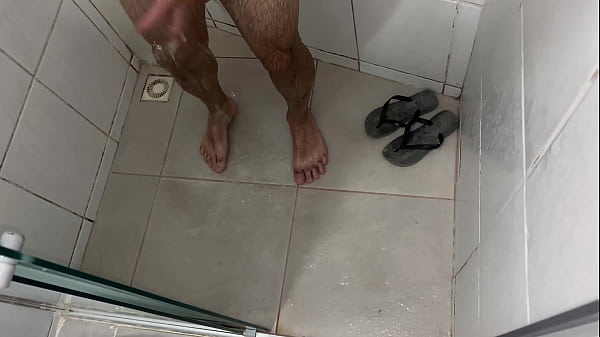 DOTADO ROLUDO DA ROLA GRANDE E GROSSA TOMANDO BANHO E BATENDO UMA 