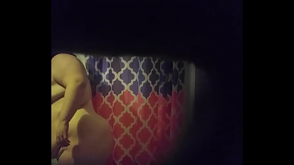 Epiando a MI cu&ntilde;ada mientras espera la regadera 