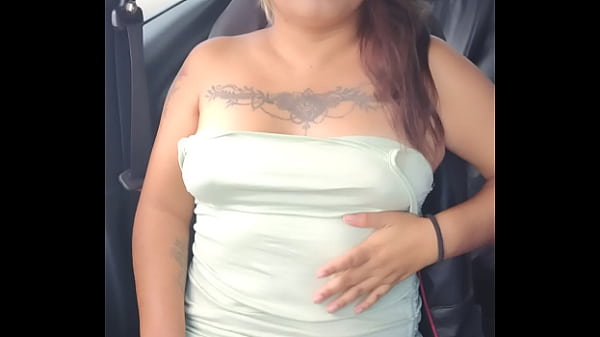 Puta mexicana mostrando las tetas y calzones en el auto 