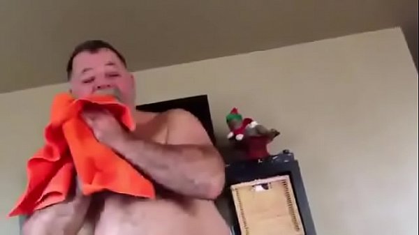 Coroa chupando uma rola e bebendo a porra