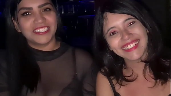 Baixinha, magrinha e novinha sentado e rebolando no pau na cabine do club de swing