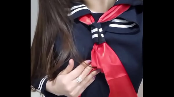 Linda chica muestra y toca sus tetas 