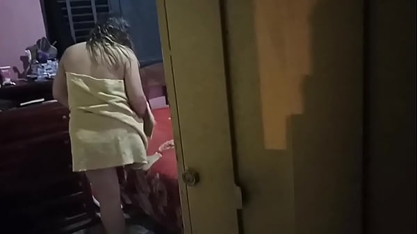 Tomo v&iacute;deo de mi amiguita venezolana que se acaba de ba&ntilde;ar y est&aacute; rica con un enorme culo