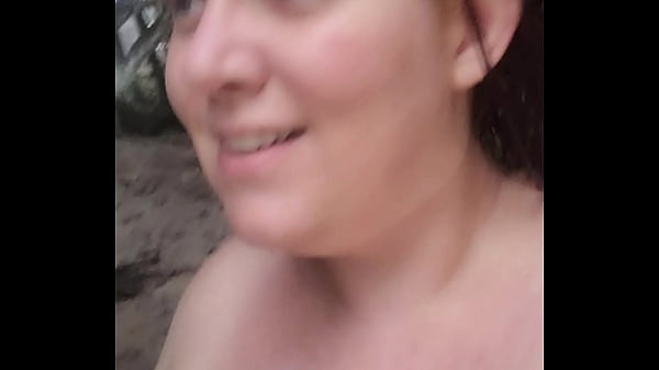 Antes do casal se masturbarem gostoso na piscina com punheta e boquete e gozada na boca