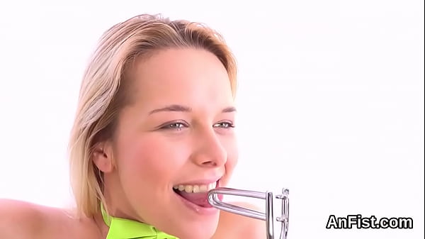 Lesbo kitten gets her shaven snatch and anal hole fisted  