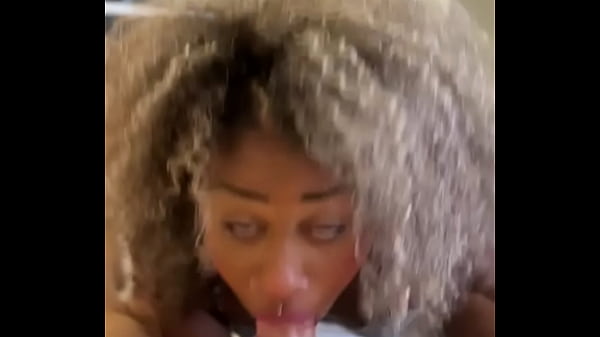 Uma mamada dessa com vontade, que tesao chupar uma rola assim, que nem uma cachorrinha  