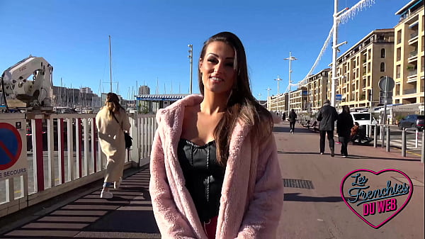 Je suis tr&egrave;s excit&eacute;e et j'ai h&acirc;te qu'on me baise