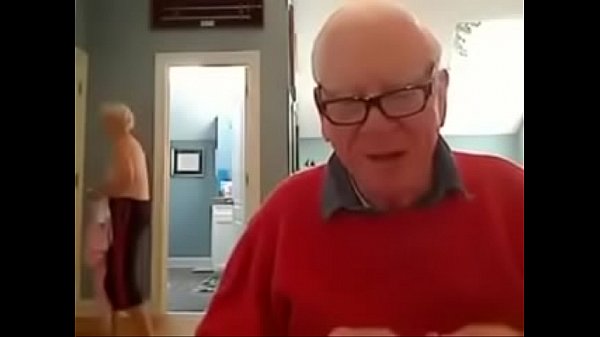 oma, 70 jaar, pijpt haar man