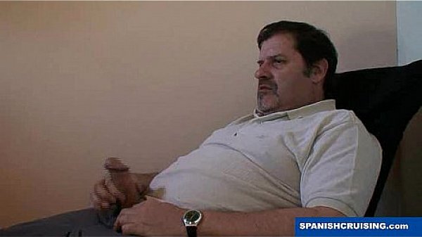 Oso maduro se coge a un joven