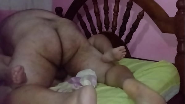 PUTITA ENTREGADA GUAMPEA AL MARIDO CON SU CU&Ntilde;ADO Y ENCIMA SE LA COGEN EN LA CAMA. 