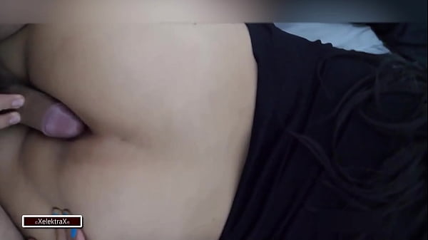 El padrastro tiene a su hijastra de 18 a&ntilde;os en la cama saca su verga y se la folla por el culo mientras su esposa lo espera